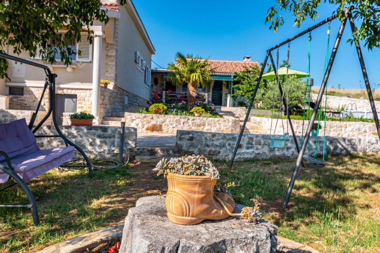 Počitniška hiša Ante With Beautiful Private Garden