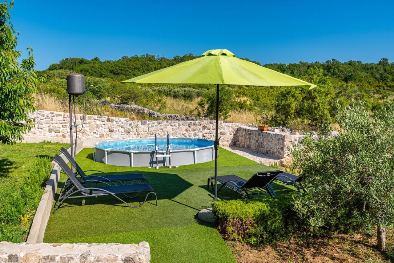 Počitniška hiša Ante With Beautiful Private Garden Nadin