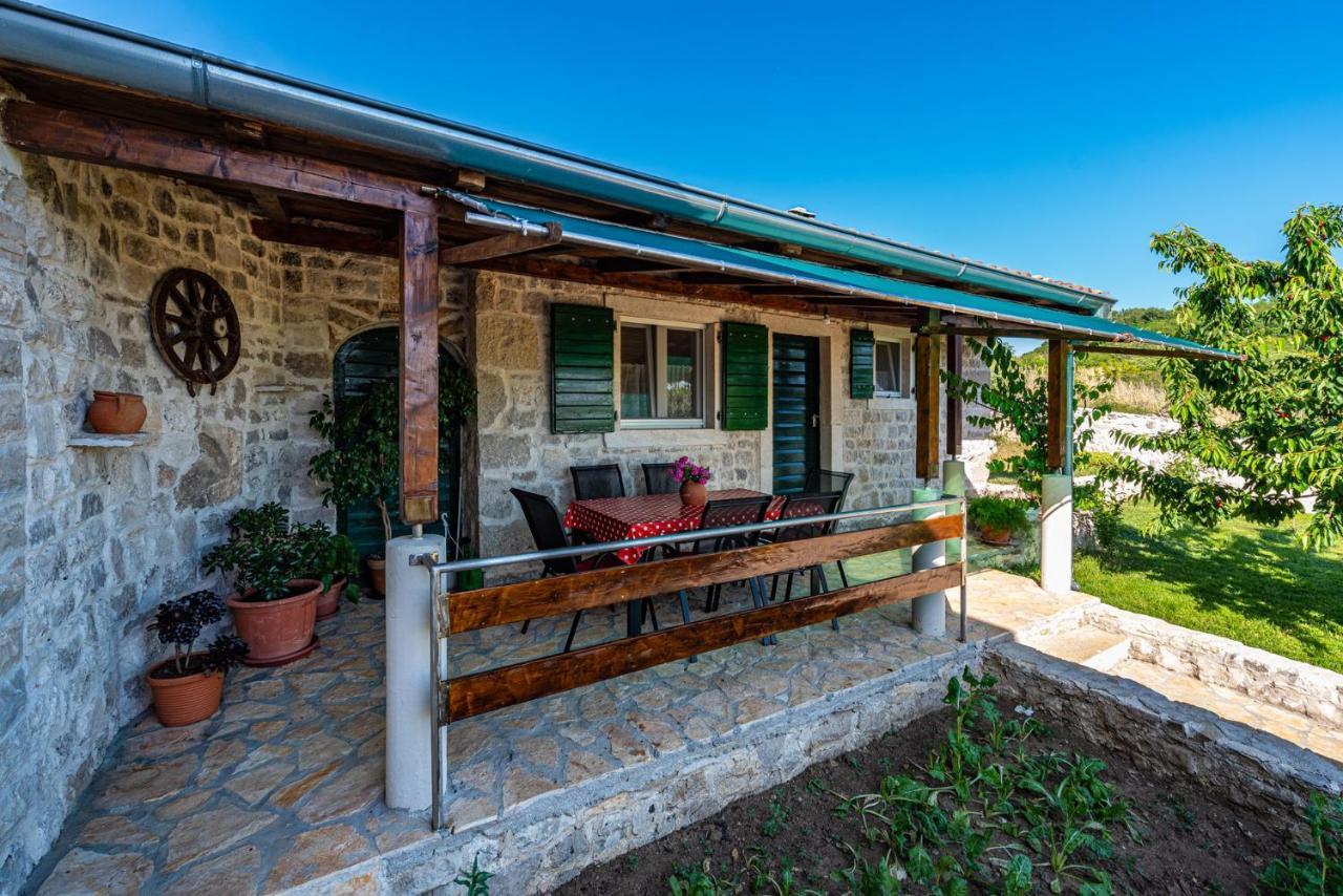 Počitniška hiša Ante With Beautiful Private Garden Nadin