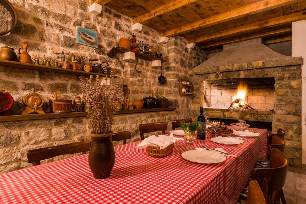 Počitniška hiša Ante With Beautiful Private Garden Nadin
