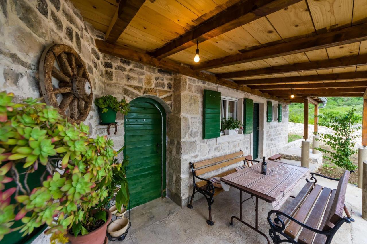Počitniška hiša Ante With Beautiful Private Garden